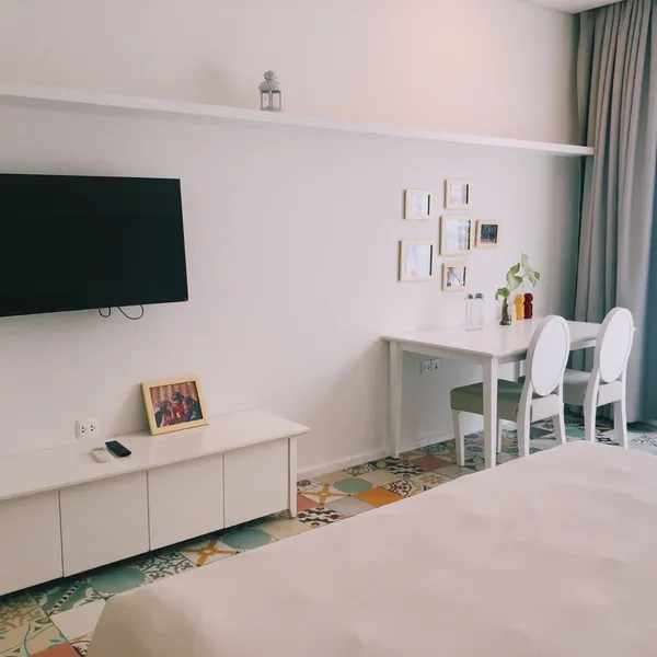 Bright Apartment | 64m2 | Binh Thanh | Balcony, kitchen, sofa & desk | Pool on the roof