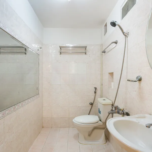 𝗦𝘁𝘂𝗱𝗶𝗼 𝘄𝗶𝘁𝗵 𝗯𝗮𝗹𝗰𝗼𝗻𝘆 𝗻𝗲𝗮𝗿 𝗟𝗮𝗻𝗱𝗺𝗮𝗿𝗸 𝟴𝟭, 𝟰𝟬𝗺𝟮, 𝗕𝗶𝗻𝗵 𝗧𝗵𝗮𝗻𝗵 