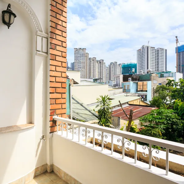 𝗦𝘁𝘂𝗱𝗶𝗼 𝘄𝗶𝘁𝗵 𝗯𝗮𝗹𝗰𝗼𝗻𝘆 𝗻𝗲𝗮𝗿 𝗟𝗮𝗻𝗱𝗺𝗮𝗿𝗸 𝟴𝟭, 𝟰𝟬𝗺𝟮, 𝗕𝗶𝗻𝗵 𝗧𝗵𝗮𝗻𝗵 