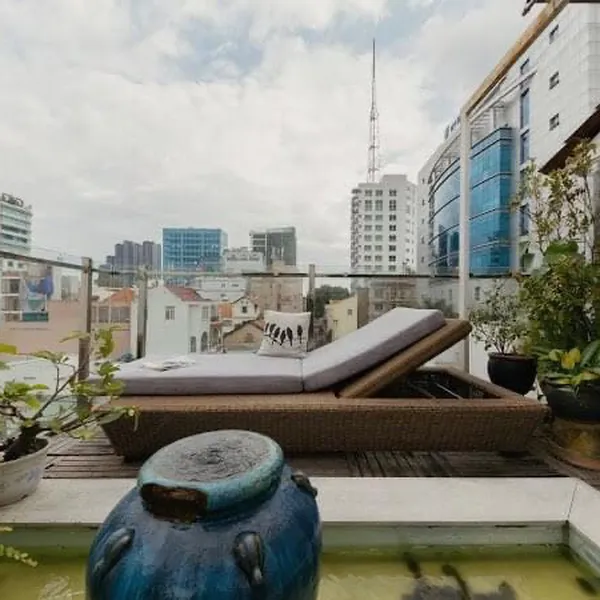 𝐏𝐞𝐧𝐭𝐡𝐨𝐮𝐬𝐞 𝐢𝐧 𝐭𝐡𝐞 𝐡𝐞𝐚𝐫𝐭 𝐨𝐟 𝐜𝐞𝐧𝐭𝐫𝐞 - 𝐃𝐢𝐬𝐭𝐫𝐢𝐜𝐭 𝟏 