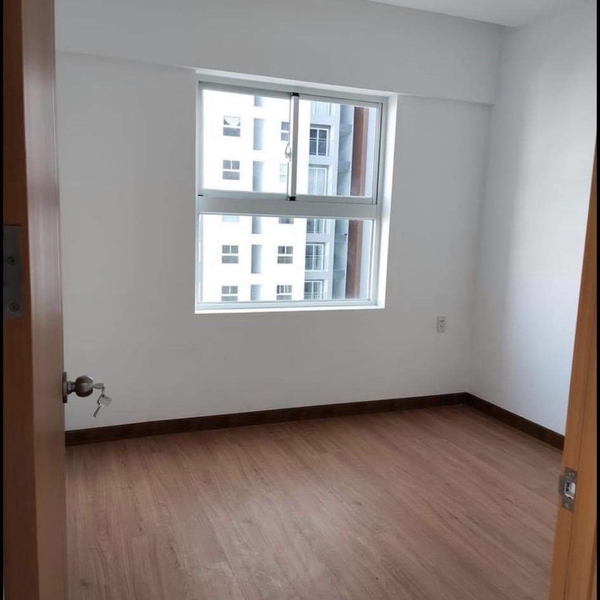 𝐔𝐧𝐟𝐮𝐫𝐧𝐢𝐬𝐡𝐞𝐝 𝟐-𝐛𝐞𝐝𝐫𝐨𝐨𝐦 𝐢𝐧 𝐂𝐨𝐧𝐢𝐜 𝐑𝐢𝐯𝐞𝐫𝐬𝐢𝐝𝐞, 𝐃𝟖, 𝟔𝟕𝐦𝟐 