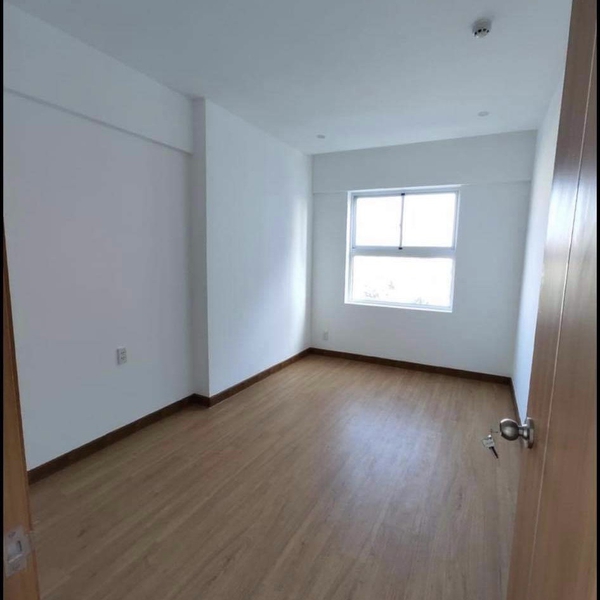 𝐔𝐧𝐟𝐮𝐫𝐧𝐢𝐬𝐡𝐞𝐝 𝟐-𝐛𝐞𝐝𝐫𝐨𝐨𝐦 𝐢𝐧 𝐂𝐨𝐧𝐢𝐜 𝐑𝐢𝐯𝐞𝐫𝐬𝐢𝐝𝐞, 𝐃𝟖, 𝟔𝟕𝐦𝟐 