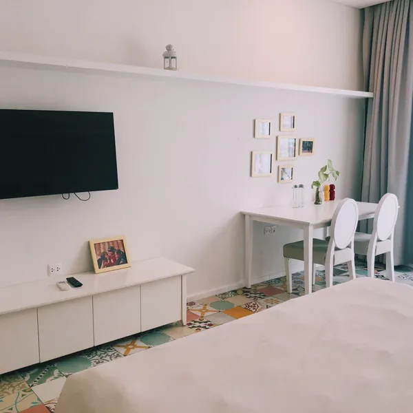 Bright Apartment | 64m2 | Binh Thanh | Balcony, kitchen, sofa & desk | Pool on the roof