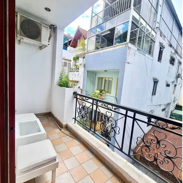 Bright Studio in District 1 | Balcony | Elevator | Fully Furnished