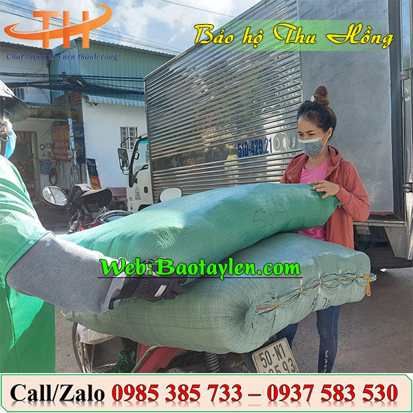 Nhân viên Thu Hồng giao găng tay muối tiêu 70g cho khách