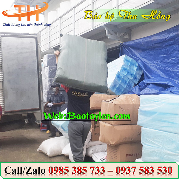 >Hình ảnh nhân viên Thu Hồng soạn hàng đi giao< >Hình ảnh nhân viên Thu Hồng soạn hàng đi giao<