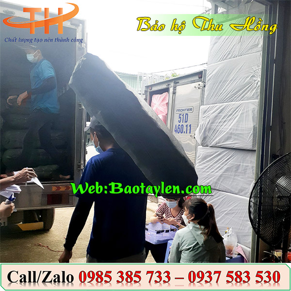 >Hình ảnh nhân viên Thu Hồng soạn hàng đi giao< >Hình ảnh nhân viên Thu Hồng soạn hàng đi giao<