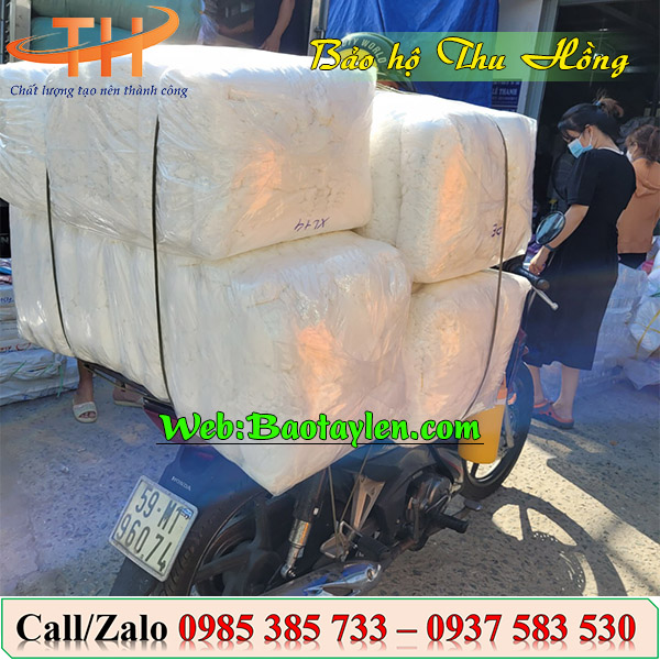 >Nhân viên soạn hàng đi giao cho khách< >Nhân viên soạn hàng đi giao cho khách<