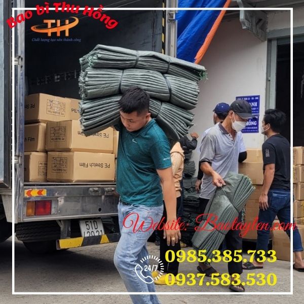 >>Nhân viên nhà Thu Hồng giao bao tải giá rẻ đi tỉnh. >>Nhân viên nhà Thu Hồng giao bao tải giá rẻ đi tỉnh.
