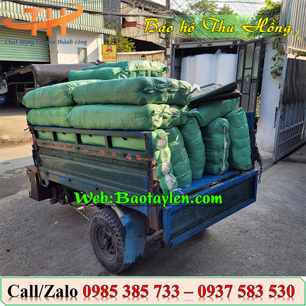 >Nhân viên Thu Hồng soạn đơn hàng đi giao cho khách<