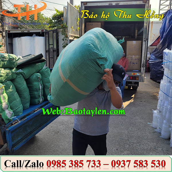 >Nhân viên Thu Hồng soạn đơn hàng đi giao cho khách<