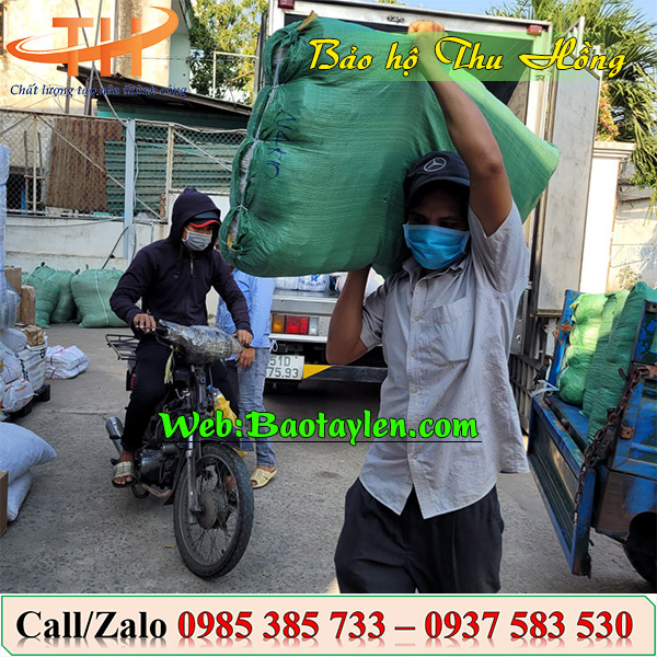 >Nhân viên Thu Hồng soạn đơn hàng đi giao cho khách<
