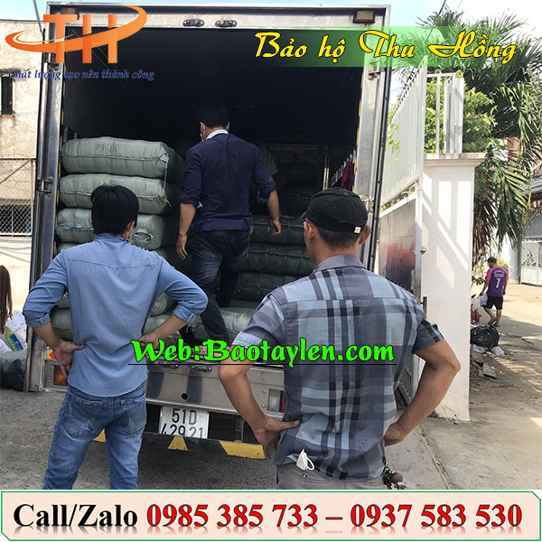 <Nhân viên Thu Hồng giao bao tay len kem đến Tiền Giang> <Nhân viên Thu Hồng giao bao tay len kem đến Tiền Giang>