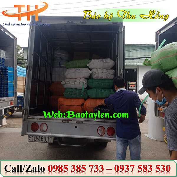 >Hình ảnh nhân viên Thu Hồng soạn hàng giao cho khách<
