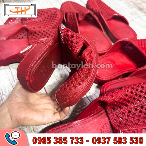 Dép tổ ong bít mũi màu đỏ vừa dẻo vừa bền Dép tổ ong bít mũi màu đỏ vừa dẻo vừa bền