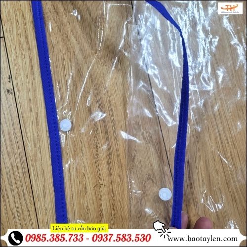 Áo mưa trong suốt nút bấm tiện dụng.