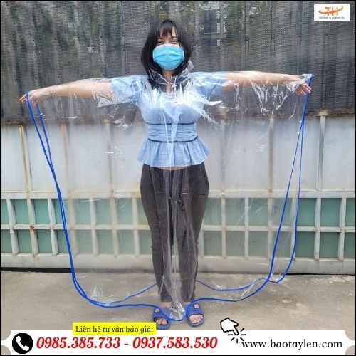 Áo mưa trong suốt nút bấm tiện dụng.