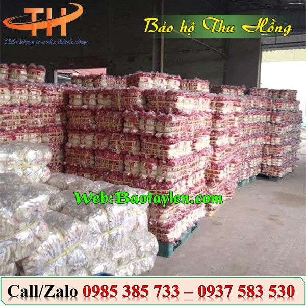 >Kho xưởng bao tay len nhúng nhựa giá rẻ< >Kho xưởng bao tay len nhúng nhựa giá rẻ<