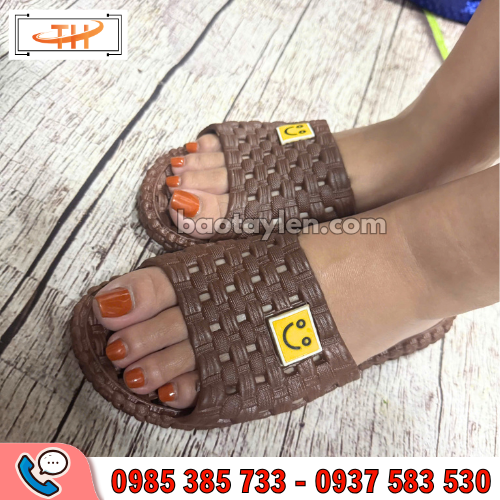 Dép lỗ mặt cười thông thoáng chân khi mang Dép lỗ mặt cười thông thoáng chân khi mang