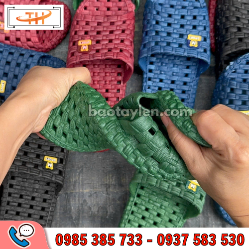 Dép lỗ mặt cười mềm, dẻo, cực êm chân khi mang Dép lỗ mặt cười mềm, dẻo, cực êm chân khi mang