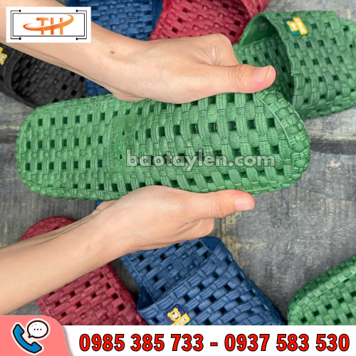 Dép lỗ mặt cười siêu nhẹ hạn chế trơn trượt khi di chuyển Dép lỗ mặt cười siêu nhẹ hạn chế trơn trượt khi di chuyển