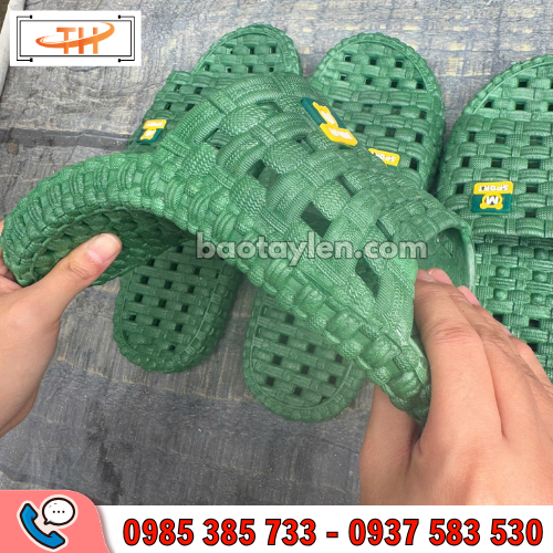 Dép lỗ mang trong nhà dẻo, mềm, thoáng chân khi mang Dép lỗ mang trong nhà dẻo, mềm, thoáng chân khi mang