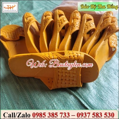 Quai ngang dễ sử dụng, nhiều lỗ thông hơi, thoáng khí. Quai ngang dễ sử dụng, nhiều lỗ thông hơi, thoáng khí.