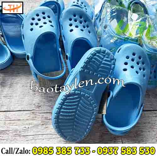 Dép sục Crocs có quai thiết kế đế chống trơn hiệu quả Dép sục Crocs có quai thiết kế đế chống trơn hiệu quả
