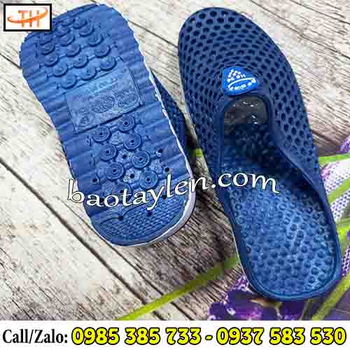 Dép sục tổ ong nhựa bít mũi thiết kế rãnh chống trơn hiệu quả Dép sục tổ ong nhựa bít mũi thiết kế rãnh chống trơn hiệu quả