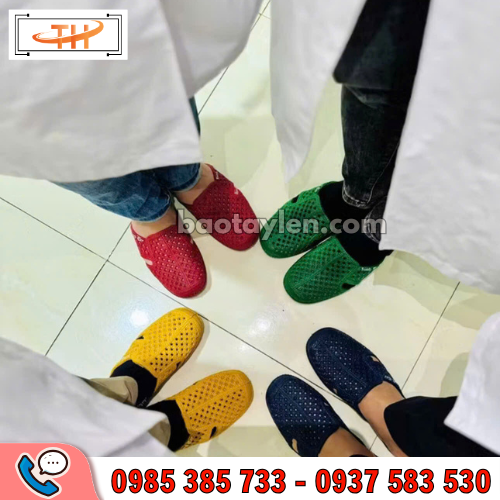 Dép tổ ong bít mũi được ứng dụng rộng rãi trong đời sống Dép tổ ong bít mũi được ứng dụng rộng rãi trong đời sống