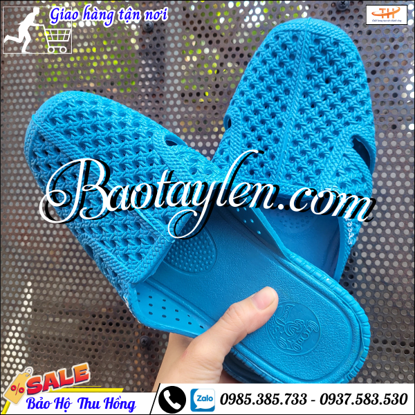 Dép tổ ong bít mũi màu xanh dương nhạt. Dép tổ ong bít mũi màu xanh dương nhạt.