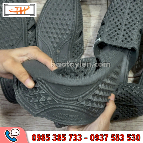 Dép tổ ong bít mũi màu đen nhựa dẻo khó đứt Dép tổ ong bít mũi màu đen nhựa dẻo khó đứt