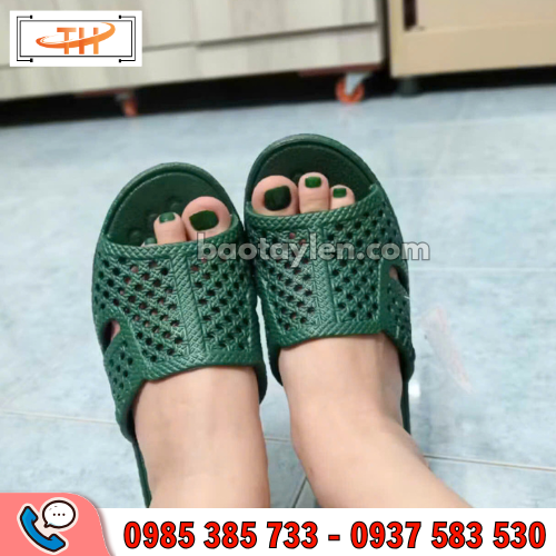 Dép tổ ong màu xanh rêu nhẹ chân khi mang Dép tổ ong màu xanh rêu nhẹ chân khi mang