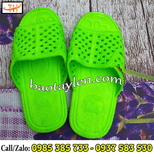 Dép tổ ong trẻ em xanh dạ quang nhẹ, đế chống trơn Dép tổ ong trẻ em xanh dạ quang nhẹ, đế chống trơn