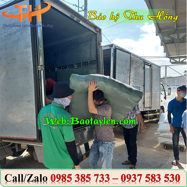 Nhân viên Thu Hồng giao găng tay muối tiêu 70g cho khách