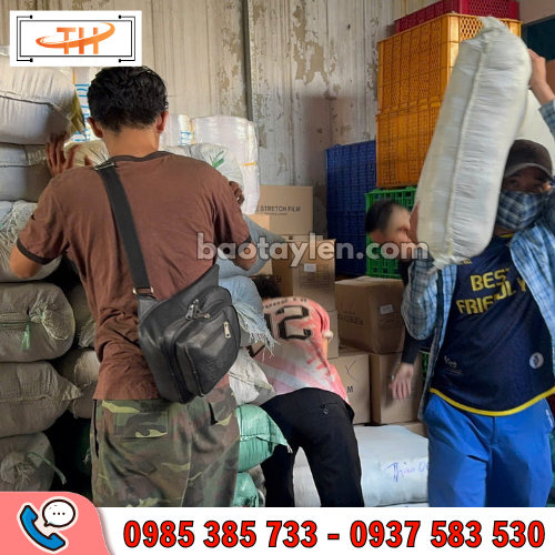 Cận cảnh kho Thu Hồng xuất hàng găng tay số lượng lớn Cận cảnh kho Thu Hồng xuất hàng găng tay số lượng lớn