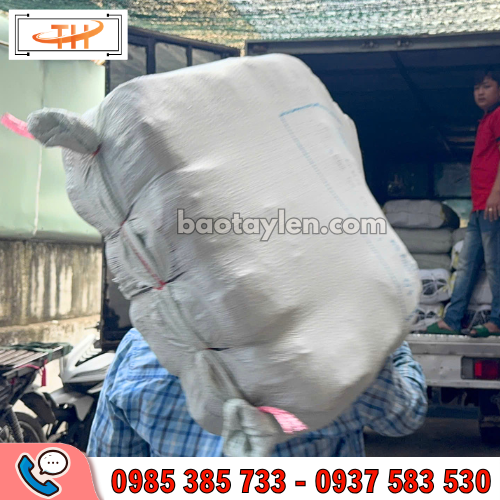 Cận cảnh kho Thu Hồng xuất hàng găng tay số lượng lớn Cận cảnh kho Thu Hồng xuất hàng găng tay số lượng lớn