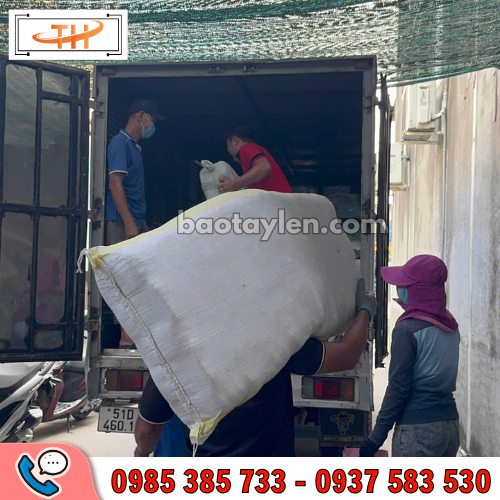 Cận cảnh kho Thu Hồng xuất hàng găng tay số lượng lớn Cận cảnh kho Thu Hồng xuất hàng găng tay số lượng lớn