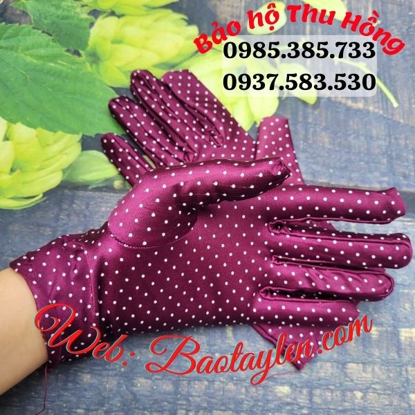 Găng tay chống nắng thời trang họa tiết chấm bi đỏ. Găng tay chống nắng thời trang họa tiết chấm bi đỏ.
