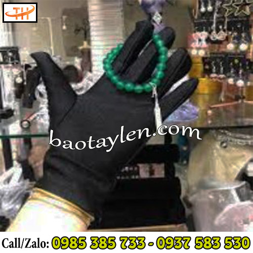 Găng tay vải cotton đen co giãn được dùng phổ biến trong kinh doanh mua bán trang sức Găng tay vải cotton đen co giãn được dùng phổ biến trong kinh doanh mua bán trang sức