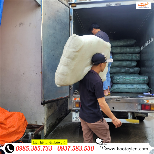 Nhân viên Thu Hồng cung cấp bao tay bảo hộ giá rẻ - giao hàng toàn quốc.