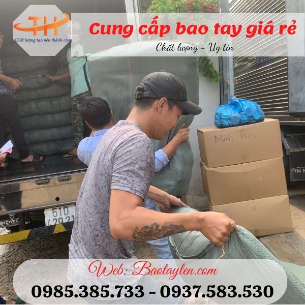 >>Hình ảnh giao hơn 13000 đôi bao tay muối tiêu đi Bình Tân. >>Hình ảnh giao hơn 13000 đôi bao tay muối tiêu đi Bình Tân.