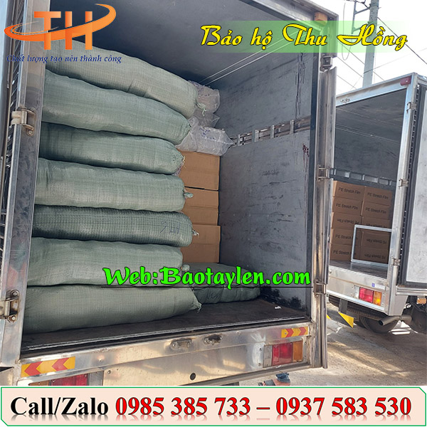 Nhân viên Thu Hồng giao găng tay muối tiêu 70g cho khách