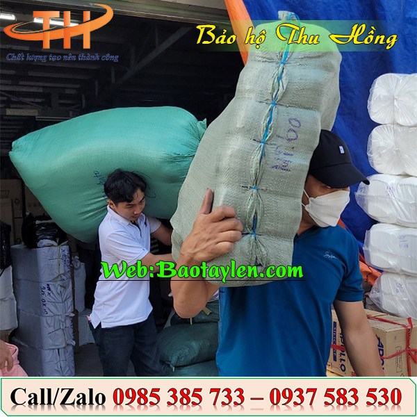 >Nhân viên soạn hàng đi giao cho khách< >Nhân viên soạn hàng đi giao cho khách<