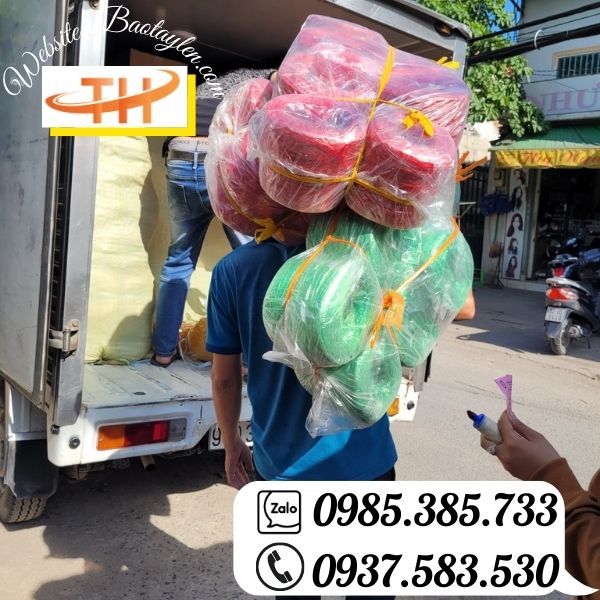 >>Hình ảnh nhân viên Thu Hồng giao dây nilon giá rẻ cho khách. >>Hình ảnh nhân viên Thu Hồng giao dây nilon giá rẻ cho khách.