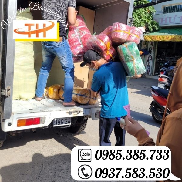 >>Hình ảnh nhân viên Thu Hồng giao dây nilon giá rẻ cho khách. >>Hình ảnh nhân viên Thu Hồng giao dây nilon giá rẻ cho khách.
