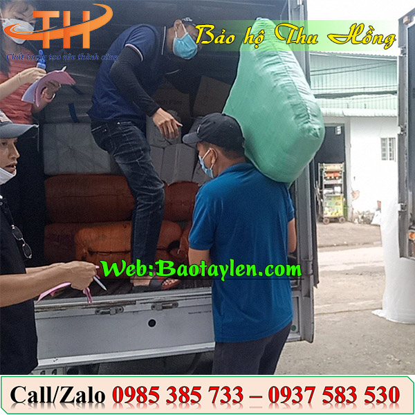 >Hình ảnh nhân viên Thu Hồng soạn hàng giao cho khách<