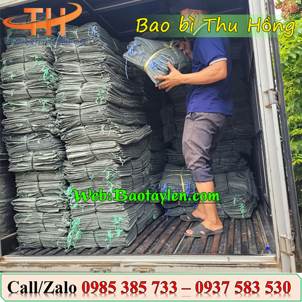 >>Hình ảnh nhân viên giao 10.000 cái bao tải giá rẻ. >>Hình ảnh nhân viên giao 10.000 cái bao tải giá rẻ.