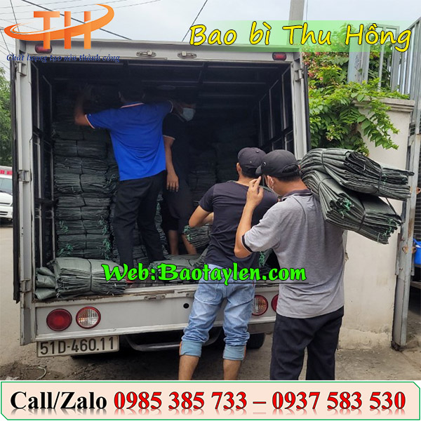 >>Hình ảnh nhân viên giao 10.000 cái bao tải giá rẻ. >>Hình ảnh nhân viên giao 10.000 cái bao tải giá rẻ.
