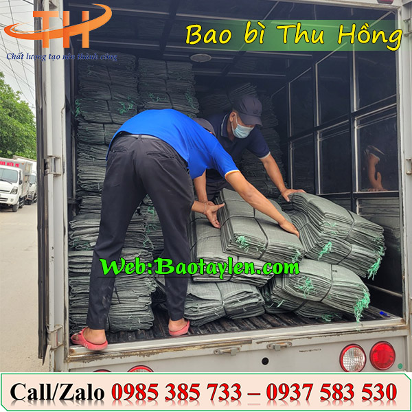 >>Hình ảnh nhân viên giao 10.000 cái bao tải giá rẻ. >>Hình ảnh nhân viên giao 10.000 cái bao tải giá rẻ.